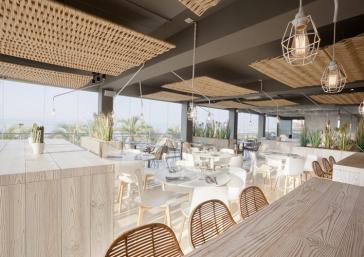 Espai de taules amb grans finestres a Hotel Marítim