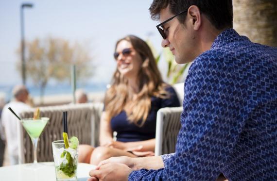 Parella prenent un còctel a la terrassa de l'Hotel Marítim