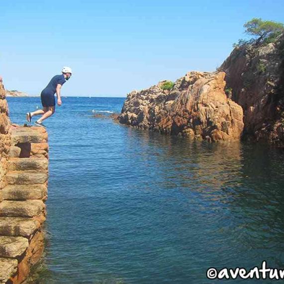 Persona fent senderisme a la muntanya