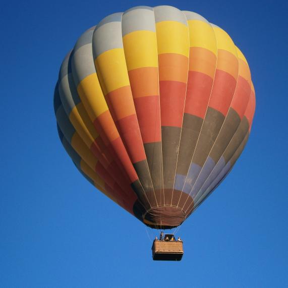 Parella amb globus enlairant-se