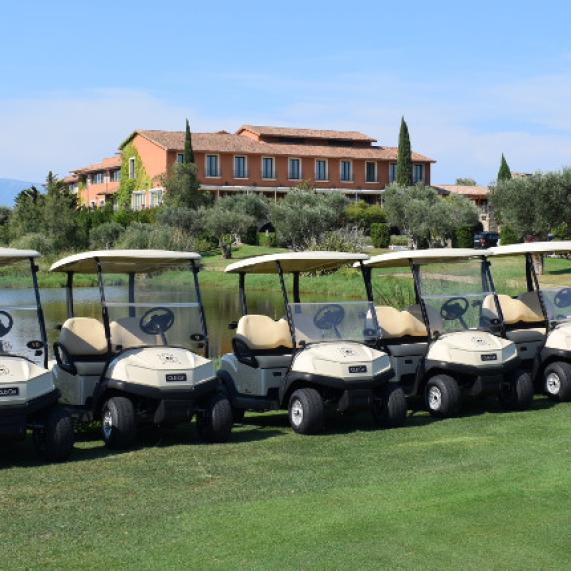 Camp de golf a la posta de sol