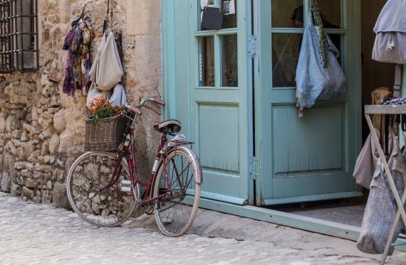 Bici vintage a la porta d'una casa d'un poble medieval de la Costa Brava