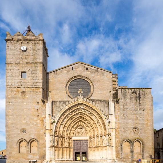 Façana de la basílica de Santa Maria a Castelló d'Empúries