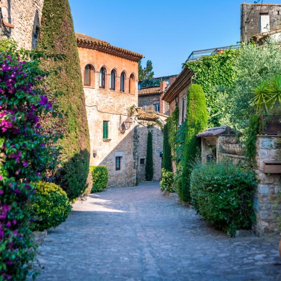 Carrers amb flors d'un poble medieval de l'Empordà
