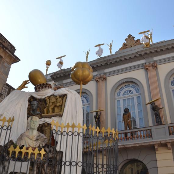 Entrada del teatre museu Dalí a Figueres
