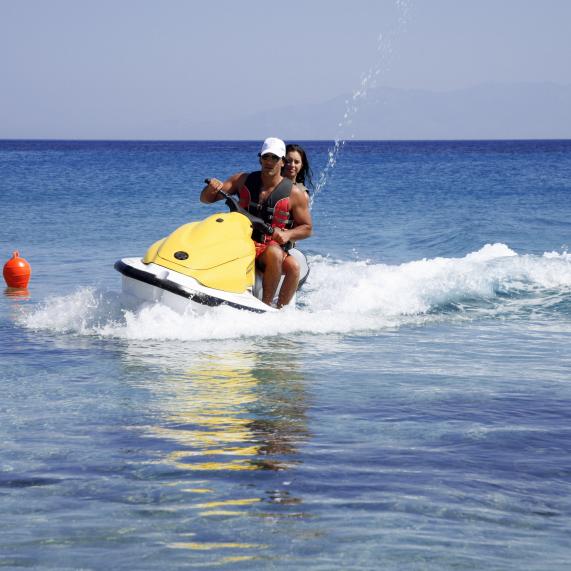 Parella amb moto d'aigua a la platja