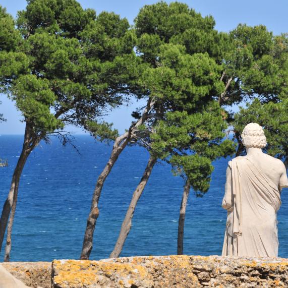 Escultura a les ruïnes d'Empúries amb vista al Mediterrani