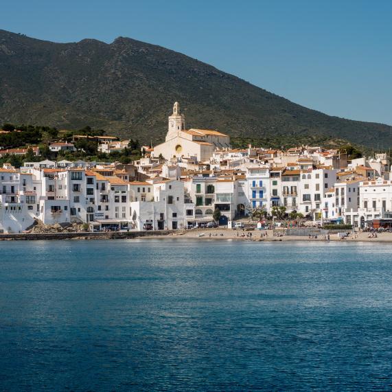 Vista del poble Cadaqués amb el mar davant