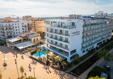 Terrassa amb piscina i vistes a la mar a un hotel de la Costa Brava