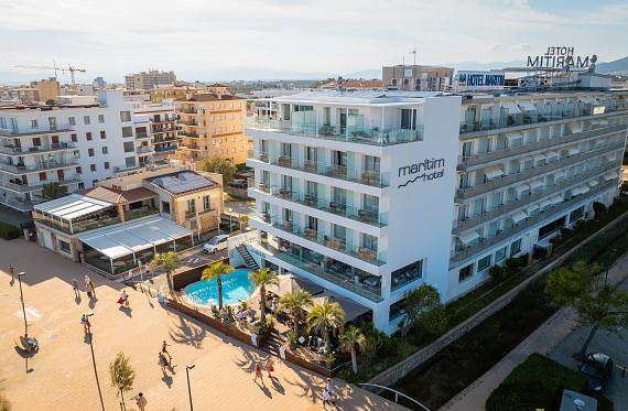 Terraza con piscina y vistas al mar en hotel de la Costa Brava