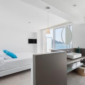 Habitación doble con cama con vistas al mar en el Hotel Marítim