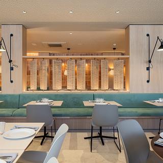 Terrasse avec vue sur la mer et cocktail Hotel Marítim Roses Costa Brava