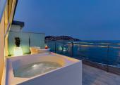 Habitación con piscina de hidromasaje en la terraza en el Hotel Marítim