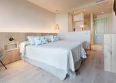 Habitación con cama doble en Hotel Marítim de Roses