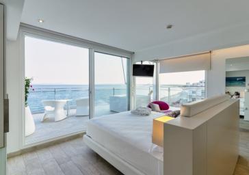 Cama con vistas al mar en Hotel Marítim