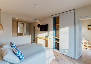 Cama doble habitación familiar Hotel Marítim