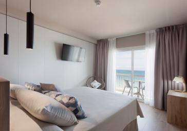 Suite del Hotel Marítim con cama doble con vistas al mar