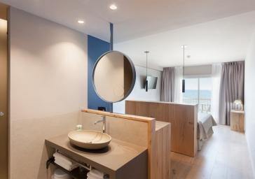 Baño abierto con vistas al mar en suite del Hotel Marítim