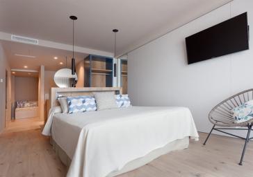 Suite con cama doble con tv en Hotel Marítim