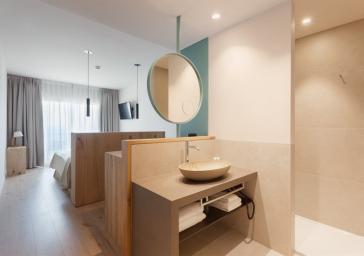 Baño abierto de la habitación mediterranean luxury en Roses