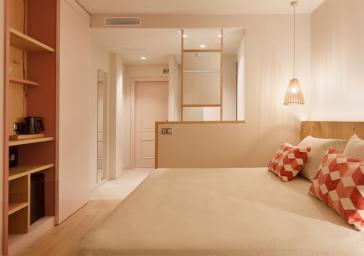 Habitación diáfana con parquet en Hotel Marítim