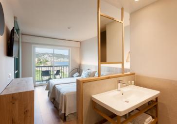 Baño abierto con vistas al mar, habitación De Luxe Mar en Hotel Marítim