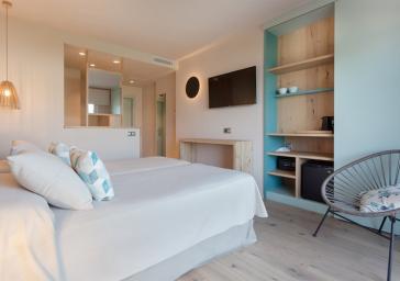 Amplia habitación con dos camas en Roses