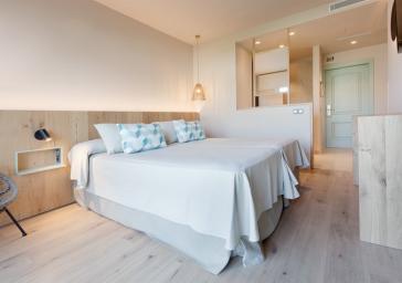 Habitación con cama doble en Hotel Marítim de Roses