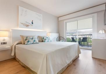 Dos camas en la habitación De Luxe Mar en Hotel Marítim