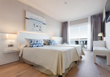 Cama doble con tv en Hotel Marítim en la Costa Brava