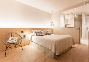 Habitación diáfana con parquet en Roses