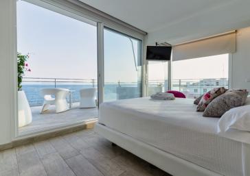 Habitació amb llit amb vista a la mar a Roses