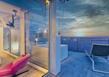 Sortida de sol a l'habitació Panoramic Premium de l'Hotel Marítim