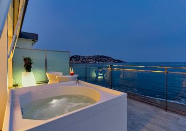 Habitació amb piscina d'hidromassatge a la terrassa a l'Hotel Marítim