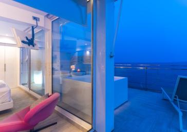 Terrassa de nit en habitació de l'Hotel Marítim