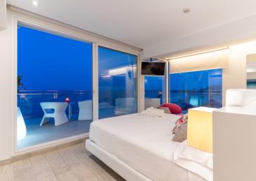 Llit doble amb vistes de nit a Hotel Marítim