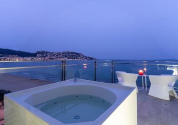 Piscina d'hidromassatge en habitació amb vistes a Hotel Marítim