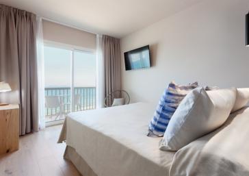 Habitació amb llit doble amb vista a la mar en un hotel de Roses