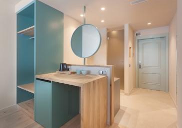 Tocador modern en habitació Hotel Marítim