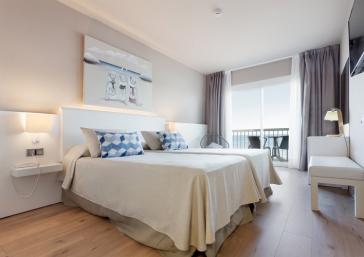 Llit doble amb tv a Hotel Marítim a la Costa Brava