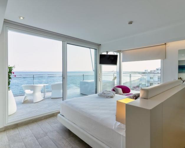 Cama con vistas al mar en Hotel Marítim