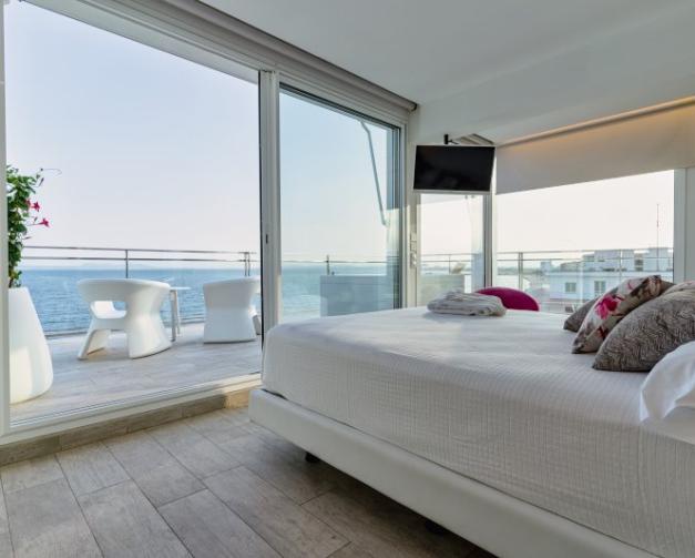 Habitación con cama con vistas al mar en Roses