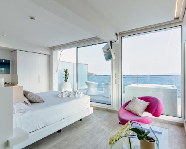 Habitación con grandes ventanales en Hotel Marítim