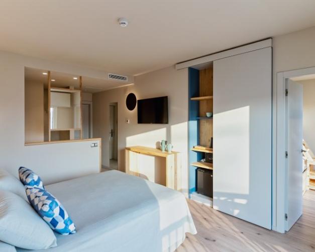 Llit doble habitació familiar Hotel Marítim