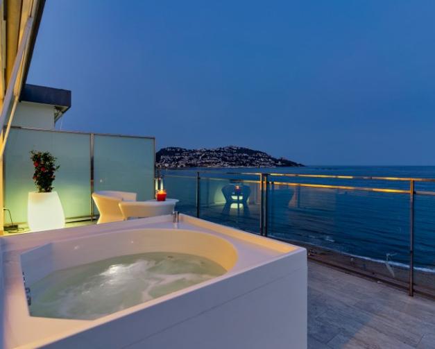 Habitación con piscina de hidromasaje en la terraza en el Hotel Marítim