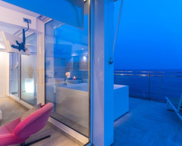 Terraza de noche en habitación del Hotel Marítim