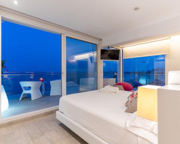 Cama doble con vistas de noche en Hotel Marítim