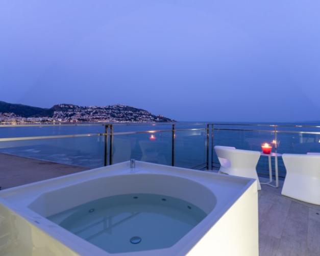 Piscine d'hydromassage dans la chambre avec vue à l'hôtel Marítim