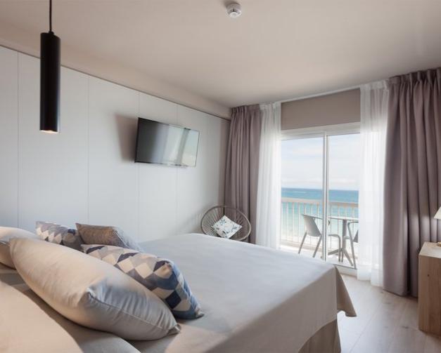 Suite del Hotel Marítim con cama doble con vistas al mar