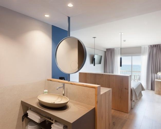 Baño abierto con vistas al mar en suite del Hotel Marítim